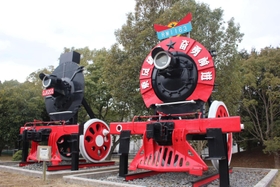 相生市の中央公園にある中国製ＳＬのモニュメント。かつては車両が２両保存されていた＝同市那波南本町