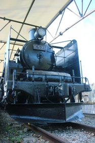 「Ｃ５７５」のプレートがりりしい前面。ライトも点灯する＝姫路市御立西４