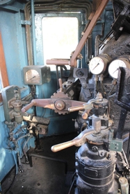 保存車両の運転席。普段は中に入ることはできない＝姫路市御立西４