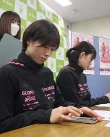 スマートフォンで確定申告を体験するヴィクトリーナ姫路の佐々木千紘選手（手前）と大元朱菜選手＝姫路税務署