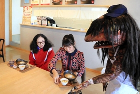ガジカレーを試食するアルミカンの赤阪侑子さん（左）と高橋沙織さん＝辻川観光交流センター