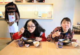 ガジカレーを試食するアルミカンの赤阪侑子さん（左）と高橋沙織さん＝辻川観光交流センター