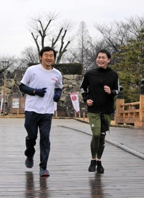 練習に汗を流す森下陽介（右）と坂本勝