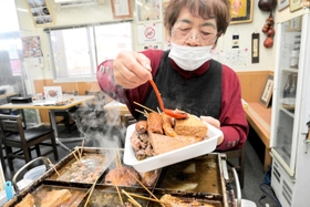 おでんの具材に直接、ショウガじょうゆをかけて提供するのが、澤田店のスタイル＝姫路市白浜町