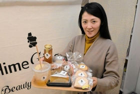 ショウガを使ったオリジナル商品を手にする八木有加さん＝姫路市東延末１