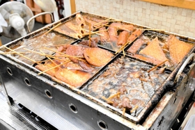 食べ頃の具材と黒いだしであふれそうなおでん鍋＝姫路市白浜町、澤田店