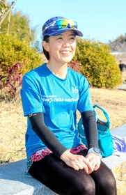 マラソンの魅力を教えてくれる川崎志保さん＝姫路市太市中