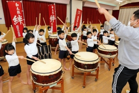 大会に向け、和太鼓の練習をする園児ら＝姫路前山保育園