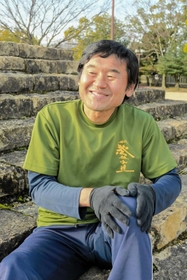 練習後、膝の状態を確認する坂本勝＝姫路市本町