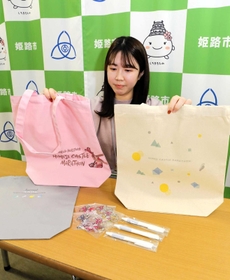 公式サイトで販売しているトートバッグやキーホルダーなどのグッズ＝姫路市役所