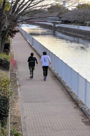 走り慣れたコースで調整する森下陽介と坂本勝＝姫路市三左衛門堀東の町