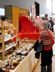 姫路藩が陶磁器を産出していたことにちなみ、地元の窯のブースも並んだ＝姫路市神屋町