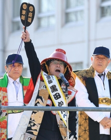 スタート台の上で気勢を上げる間寛平さん＝姫路市本町