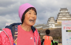 ゴール後、姫路城とコースを絶賛する弓削田真理子さん＝姫路城三の丸広場