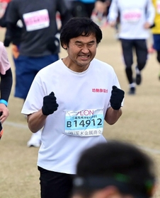 膝の痛みを抑えて５時間直前にフィニッシュした坂本勝赤穂支局長＝姫路市本町