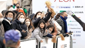 ゴール手前でランナーに声援を送る人たち＝姫路城三の丸広場