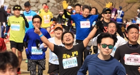 達成感を体中で表してゴールするランナーたち＝姫路城三の丸広場