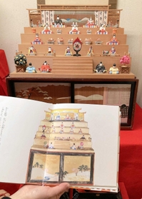 童話の挿絵にそっくりな木彫りの段飾り＝日本玩具博物館