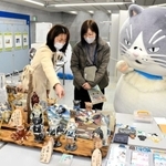 「かなしきデブ猫ちゃん」の展示会。初日は「マル」の着ぐるみも登場した＝神戸新聞社姫路本社
