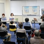 マルのはじまりの鐘の読み聞かせをする田中美子さんと、宮本裕美さん＝神戸新聞姫路本社