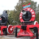 相生市の中央公園にある中国製ＳＬのモニュメント。かつては車両が２両保存されていた＝同市那波南本町