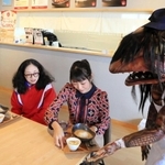 ガジカレーを試食するアルミカンの赤阪侑子さん（左）と高橋沙織さん＝辻川観光交流センター