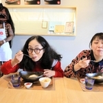 ガジカレーを試食するアルミカンの赤阪侑子さん（左）と高橋沙織さん＝辻川観光交流センター