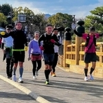 コースを巡って姫路城に戻った試走会の参加者＝姫路市本町（提供）