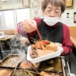 おでんの具材に直接、ショウガじょうゆをかけて提供するのが、澤田店のスタイル＝姫路市白浜町