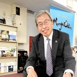 姫路おでんのルーツを話す前川裕司会長＝姫路市呉服町