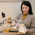 ショウガを使ったオリジナル商品を手にする八木有加さん＝姫路市東延末１