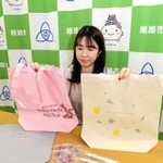 公式サイトで販売しているトートバッグやキーホルダーなどのグッズ＝姫路市役所
