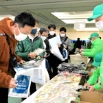 ゼッケンや参加賞を受け取るランナーたち＝イーグレひめじ