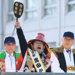 スタート台の上で気勢を上げる間寛平さん＝姫路市本町