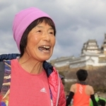 ゴール後、姫路城とコースを絶賛する弓削田真理子さん＝姫路城三の丸広場