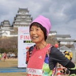 ゴール後、姫路城とコースを絶賛する弓削田真理子さん＝姫路城三の丸広場