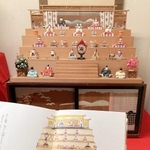 童話の挿絵にそっくりな木彫りの段飾り＝日本玩具博物館