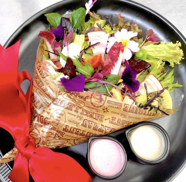 ５周年記念のフルコースで提供される「ブーケサラダ」（ホテルモントレ姫路提供）