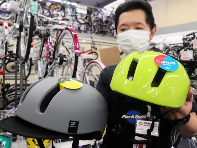 品薄が続くヘルメット。特に人気が高いのはカジュアルな「キャップタイプ」＝自転車デポ姫路中央店