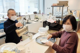 「水屋珈琲」を切り盛りする高島和雄さん、明美さん夫婦＝姫路市山野井町