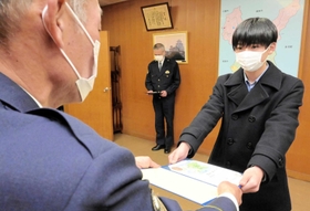転倒した女性を助け、のじぎく賞を受けた橋本藍人さん＝福崎署