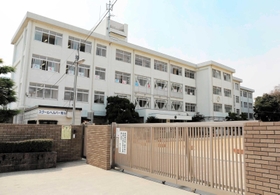 児童数が多く、校区を二分する方針が決まった荒川小学校＝姫路市井ノ口