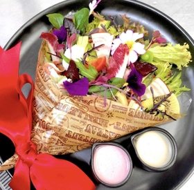 ５周年記念のフルコースで提供される「ブーケサラダ」（ホテルモントレ姫路提供）