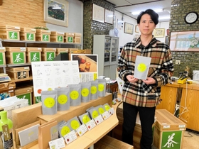 「ティートゥー」の商品を手に「若い世代がお茶を入れて飲むきっかけに」と話す赤松佳幸さん＝姫路市久保町