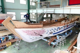 完成間近の木造和船＝姫路市的形町的形