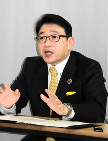 姫路市長選に向け、公約を説明する清元秀泰氏＝姫路市安田４
