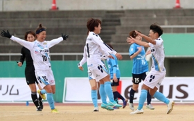 前半３４分、先制点を挙げたＡＳハリマの内田美鈴（右）と両手を広げて喜ぶ千葉園子（左）＝ウインク陸上競技場
