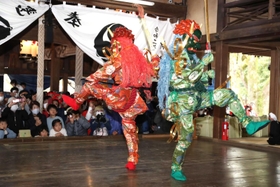 矛やたいまつの飾りを振りかざし、勇壮に舞う鬼たち＝魚吹八幡神社