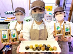 「カッパ、尻子玉あつめました。」を手にするみんなの家スタッフたち＝姫路市丸尾町