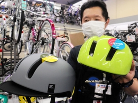 品薄が続くヘルメット。特に人気が高いのはカジュアルな「キャップタイプ」＝自転車デポ姫路中央店